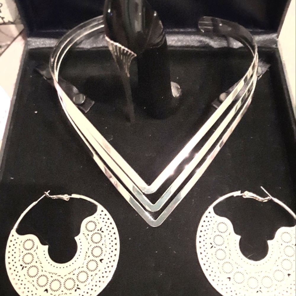 Several tone Chocker Necklace and Earrings set.